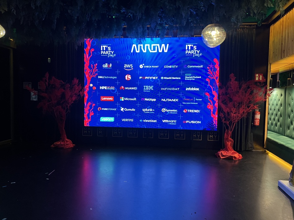 Oh My Event Madrid es el espacio ideal para eventos de empresa de lujo en Madrid, con capacidad desde 70 pax. hasta 1.300. personas. Pantalla Photocall.